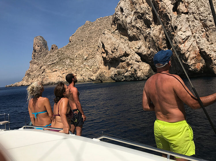 Navegando por Ibiza, España, con un catamarán de Goa Catamaran