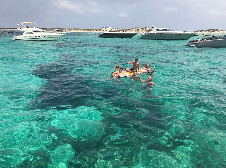 Cala San Vicente, Islas Baleares. Excursión en catamaran con Goa