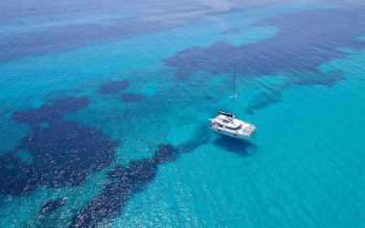 El placer de navegar en catamarán por las aguas de Ibiza en los meses de invierno