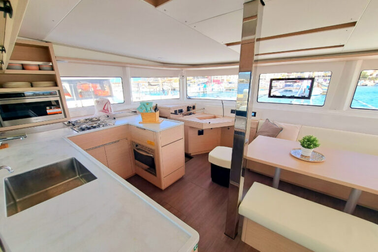 Week charter Lagoon 46 Blue Regeneration 13