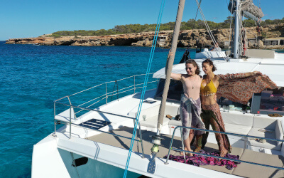 Inolvidable Despedida de Soltera Navegando entre Ibiza y Formentera en Catamarán