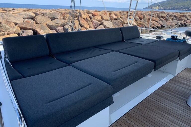 4 large, comfortable aft settees