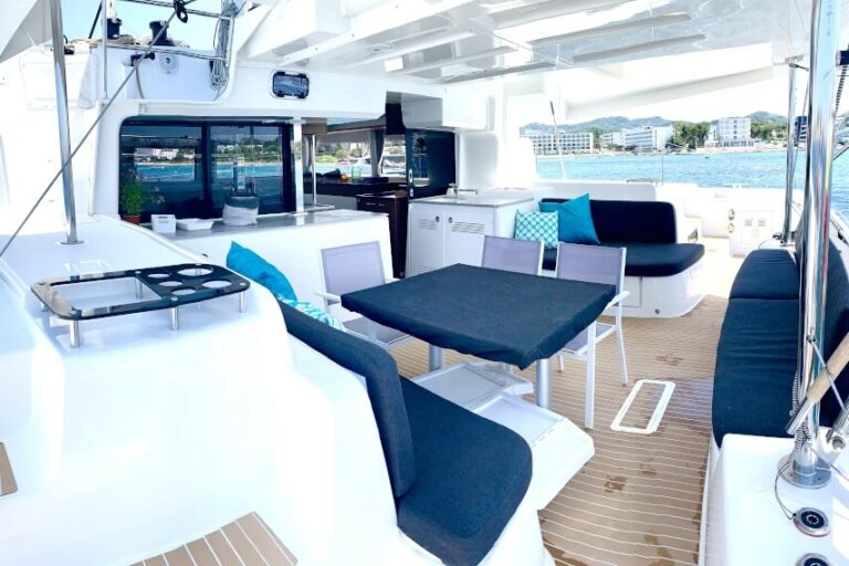 Cockpit lounge with table for 6 people