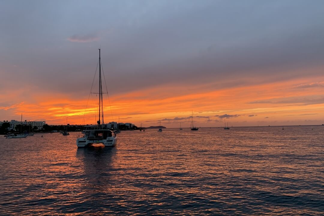 catamaran en Ibiza puesta de sol