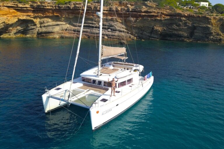 A huge and complete catamaran to visit Ibiza